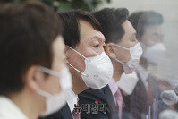 [포토] 최고위원회의 참석한 윤석열 국민의힘 대선후보