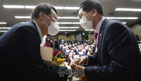 [포토] 악수 나누는 윤석열·김기현
