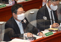 [포토] 예결위 출석한 황희 문화체육관광부 장관