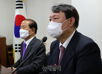 [포토] 헌정회 회원들과 대화 나누는 윤석열 대선후보