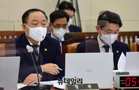 [포토] 답변하는 홍남기 경제부총리