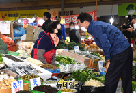 [포토] 인왕시장 상인들과 인사 나누는 오세훈 시장