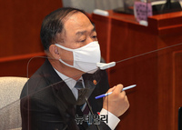 [포토] 예산결산특별위원회에 참석한 홍남기 경제부총리