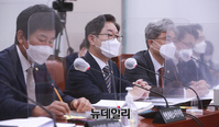 [포토] 의원질의 받는 박범계 법무부 장관