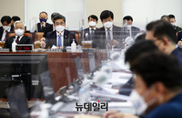 [포토] 국회 국방위서 예산안 질의 답하는 서욱 장관