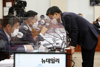 [포토] 국회 국방위서 대화 나누는 서욱·신원식