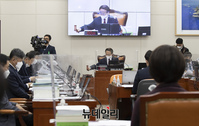 [포토] 국회 교육위원회 전체회의서 의사봉 두드리는 조해진 위원장