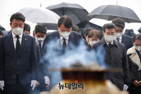 [포토] 4.19 기념탑 참배하는 윤석열