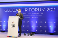 [포토] 글로벌 인재 포럼 사전 간담회서 인사말하는 이재명 대선후보