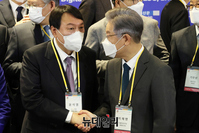 [포토] 대선 후보로 첫 대면한 이재명·윤석열