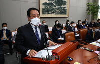 [포토] 국회 운영위 출석한 유영민 대통령비서실장