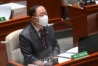 [포토] 국회 출석한 홍남기 부총리 겸 기획재정부 장관