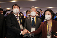 [포토] 대선 후보로 첫 대면한 윤석열·이재명·심상정