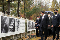 [포토] 광주 5.18공원서 전시물 관람하는 윤석열