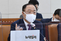 [포토] 답변하는 홍남기 부총리 