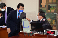 [포토] 대화 나누는 이채익·박정