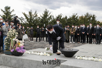 [포토] 노무현 전 대통령 묘역 찾은 윤석열 대선후보