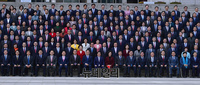 [포토] 단체 기념촬영하는 국회의원들