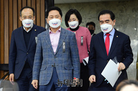 [포토] 입장하는 김기현 국민의힘 원내대표