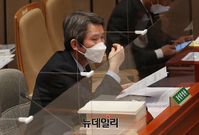 [포토] 질의듣는 이인영 통일부 장관