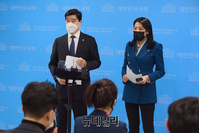 [포토] 기자들의 질문에 답하는 이해식·신현영