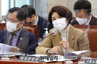 [포토] 답변하는 한정애 환경부장관