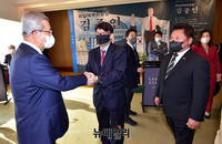 [포토] 김종인 출판기념회 찾은 윤상현 의원