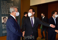 [포토] 김종인 출판기념회 찾은 주호영 의원