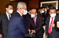 [포토] 김종인 출판기념회 찾은 김관용 전 경북지사