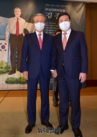 [포토] 김종인 출판기념회 찾은 지상욱 여의도연구원장