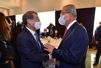 [포토] 김종인 출판기념회 찾은 정운찬 전 총리