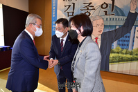 [포토] 김종인 출판기념회 찾은 최승재 의원