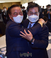 [포토] 김종인 출판기념회서 포옹하는 김동연-정갑윤