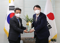 [포토] 문재인 대통령 축하난 전달 받은 윤석열 후보