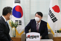 [포토] 이철희 청와대 정무수석 만난 윤석열 대선후보