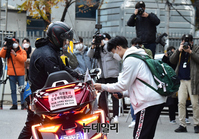[포토] 수험생 수송 오토바이 하차하는 수험생