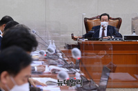 [포토] 회의 주재하는 이종배 예결위 소위원장