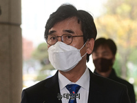 [포토] 한동훈 검사장 명예훼손 재판 출석하는 유시민 전 노무현재단 이사장