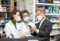 [포토] 공공심야약국 찾은 이재명 대선후보