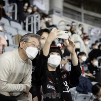 [포토] 프로야구 관람하는 이재명 대선후보