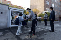 [포토] 학교폭력 예방 연필 나눠주는 경찰