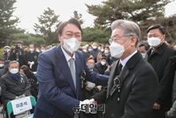 [포토] 악수 나누는 이재명·윤석열