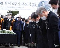 [포토]  김영삼 전 대통령 6주기 추모식 참석한 이재명 후보