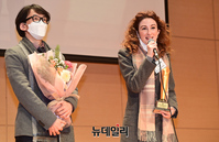 [포토] 대리 수상하는 크리스티나-김현준 부부