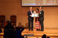 [포토] 리버티국제영화제, 미얀마 '보릿 야닉' 감독 최우수단편다큐영화상 수상