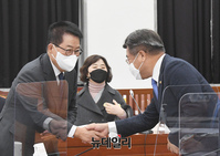 [포토] 악수 나누는 박지원 국정원장과 윤호중 원내대표
