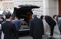 [포토] 연희동 자택서 빈소로 향하는 전두환 전 대통령 운구 차량
