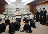 [포토] 전두환 전 대통령 빈소 조문하는 친인척들