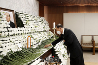 [포토] 전두환 전 대통령 빈소 조문하는 이재오 전 국회의원