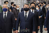 [포토] 전두환 전 대통령 빈소 향하는 조원진 대선 후보